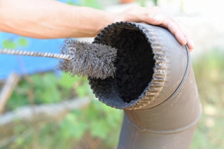 Proche de Luc&eacute;, ramoner une chemin&eacute;e &agrave; bois r&eacute;duit les d&eacute;p&ocirc;ts de suie